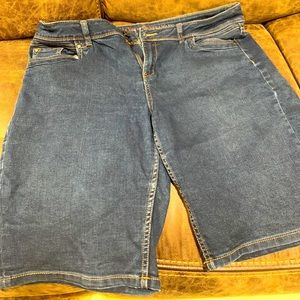 Simply Vera Wang Boyfriend Jean Short size 14